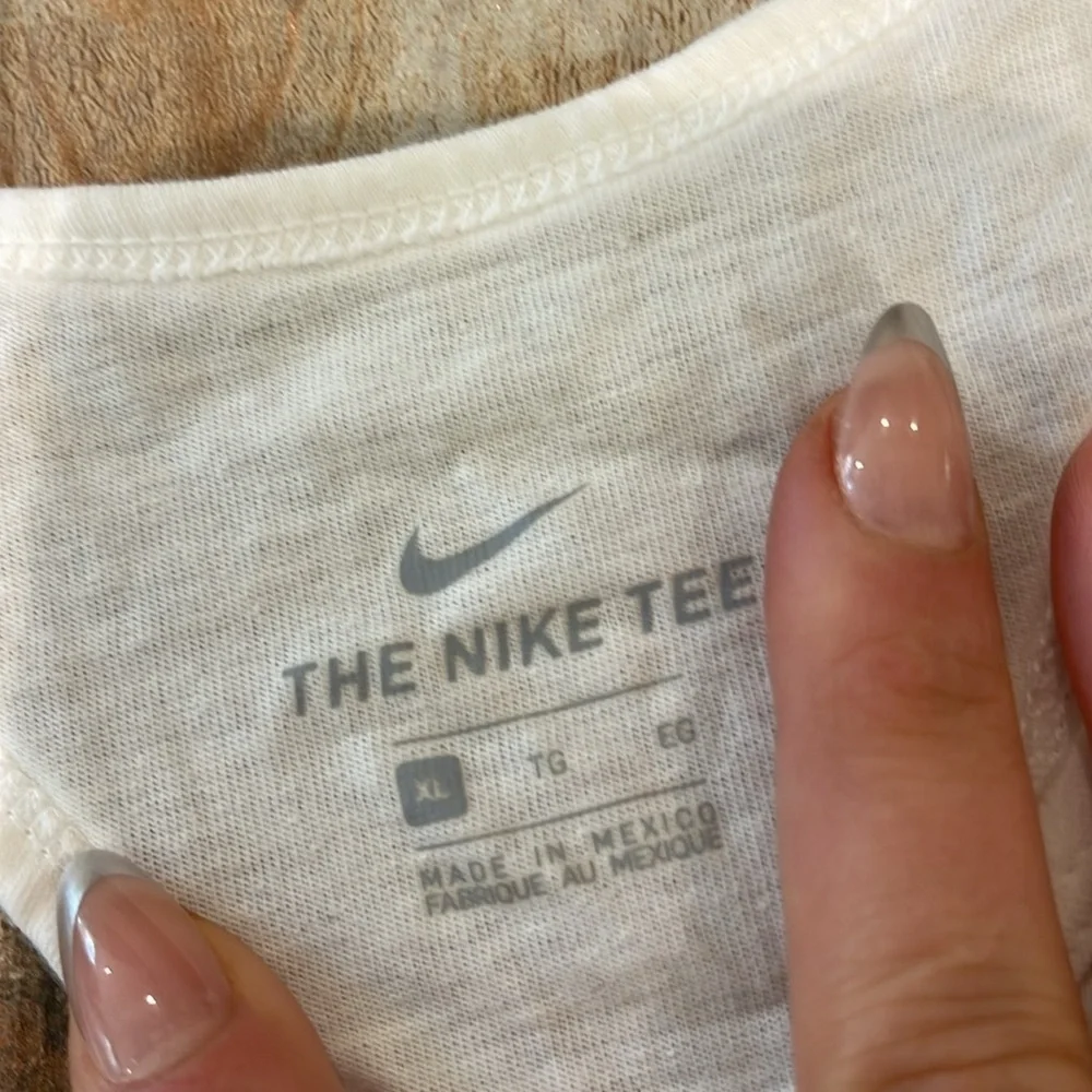 Nike nwt tee